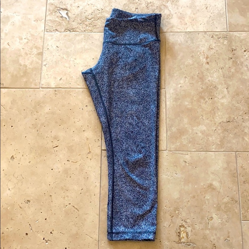 Lululemon cropped yoga pants.